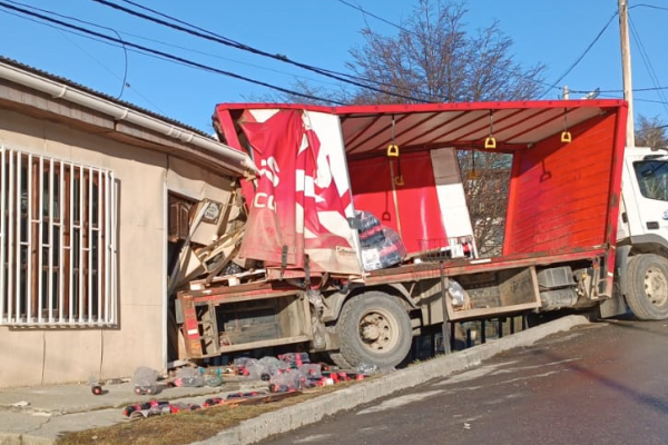 Camión de la Coca Cola impactó contra una vivienda