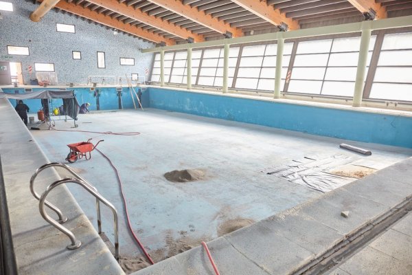 Recorrida del intendente Walter Vuoto en obras del natatorio de Andorra