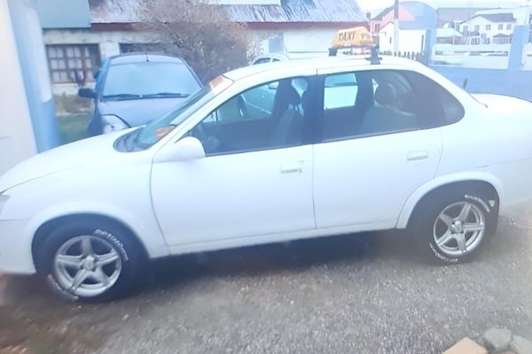 Buscan un taxi robado en Chacra II