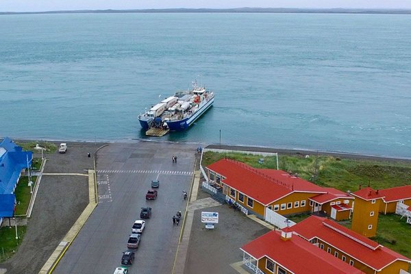 Sigue suspendido el cruce de la barcaza en Bahía Azul por fuertes vientos