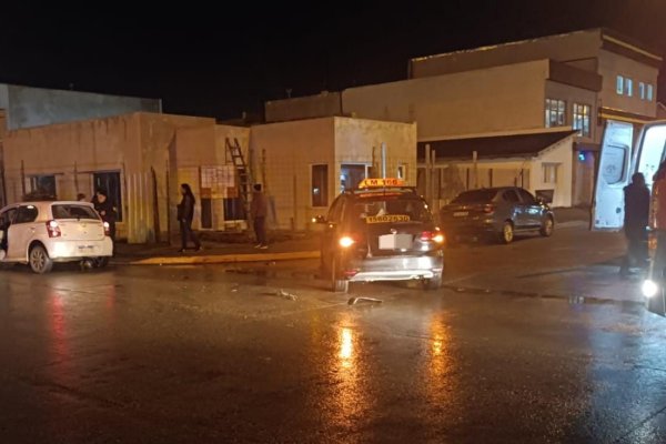 Choque entre un taxi y un auto particular dejó dos personas hospitalizadas