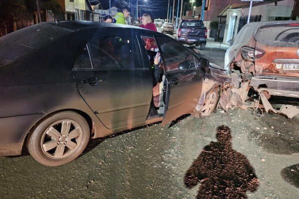Ushuaia: chocó contra un auto estacionado y su acompañante resultó herido
